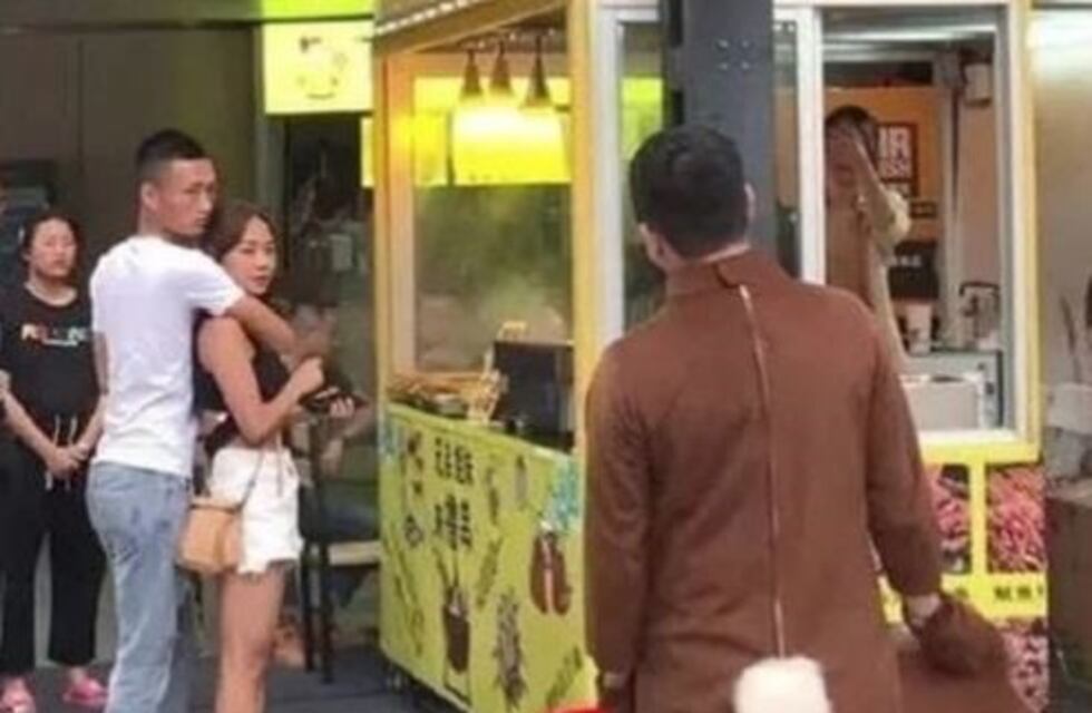 Quiso sorprender a su novia vestido de oso y la encontró con otro