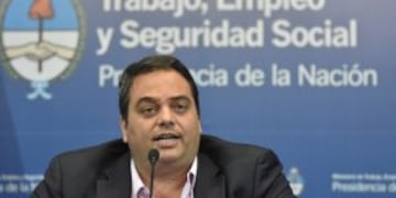 DYN28, BUENOS AIRES 19/12/16, EL MINISTRO DE TRABAJO, JORGE TRIACA, DURANTE CONFERENCIA DE PRENSA, ESRA TARDE EN LA SEDE DE SU CARTERA.FOTO.DYN/TONY GOMEZ. buenos aires jorge triaca conferencia prensa acuerdo impuesto a las ganancias ministros conferencia