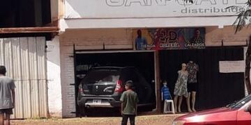 Auto terminó incrustado en un local comercial