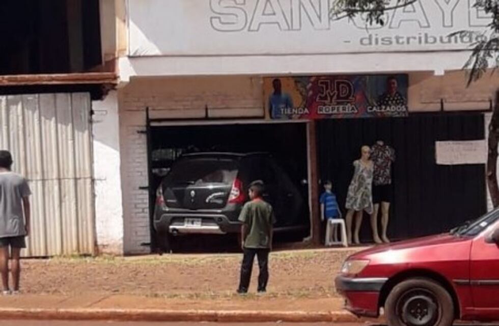 Un vehículo se incrustó en un local comercial