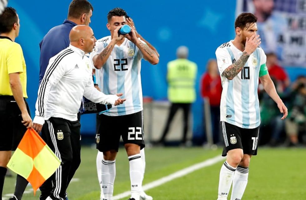 Desde el cuerpo técnico dicen que Sampaoli no le pidió permiso a Messi para poner a Aguero