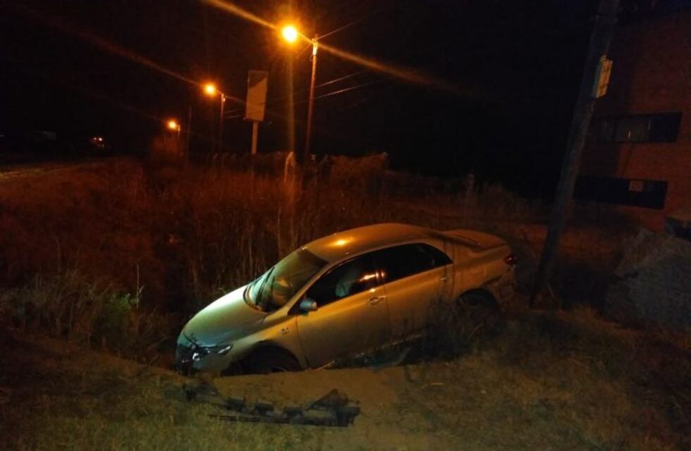 Despistó, chocó contra un portón y terminó adentro de una zanja