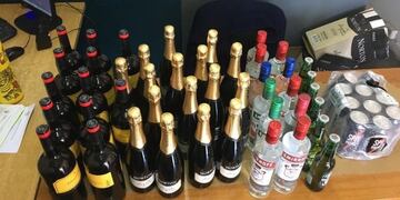 Las autoridades incautaron decenas de botellas de bebidas alcohólicas\u002E (@carolabayru)