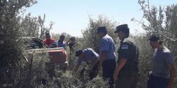 Un Fiat de color rojo a toda velocidad arrasó con el operativo de tránsito y fue detenido dentro de una finca\u002E