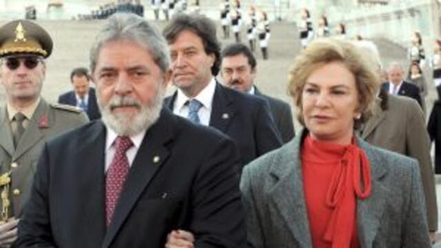 ROM01 ROMA (ITALIA) 11/11/2008.- Foto de archivo tomada el 11 de octubre de 2008 del entonces presidente brasileu00f1o Luiz Inacio Lula da Silva (izq) y su esposa Maru00eda Leticia Rocco tras depositar una corona de flores ante el monumento al Soldado Desconocido