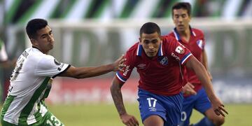 Uruguay's Nacional midfielder Christian Oliva (R) vies for the ball with Argentina's Banfield defender Jorge Rodriguez during their Copa Libertadores 2018 3rd stage first leg football match at Florencio Sola stadium in Banfield, Buenos Aires, Argentina, on February 14, 2018\u002E / AFP PHOTO / Juan MABROMATA