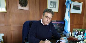 Luis Castellano firma decreto para ampliar los horarios comerciales