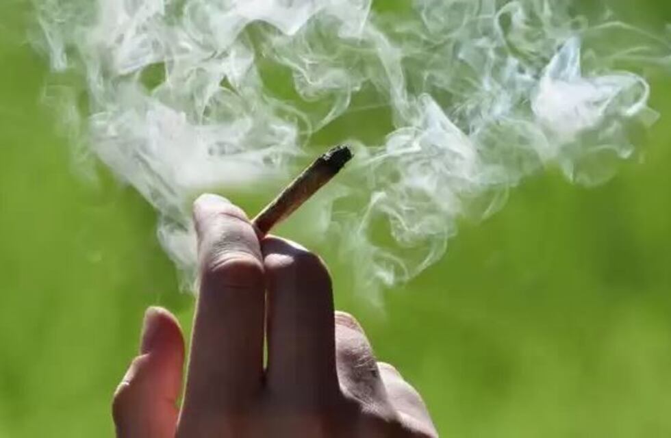 Se encerraban a fumar marihuana mientras su bebé respiraba el humo