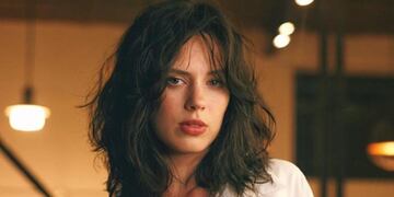 Frente al espejo y sin corpiño, Delfina Chaves sorprendió con una jugada foto