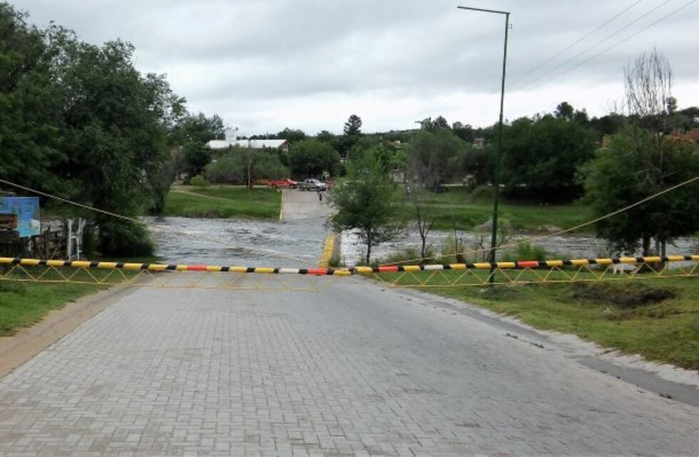Policías rescataron a un hombre en el río San Antonio