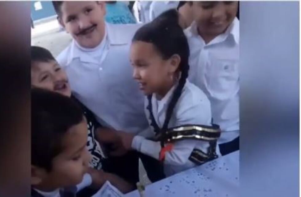 Un niño es "obligado" a casarse y se vuelve viral en internet