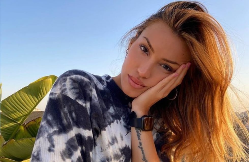 Agustina Agazzani posó en una pasarela virtual con un body blanco de encaje
