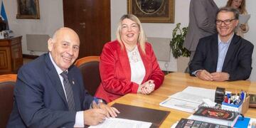 Firma convenio con UNTDF