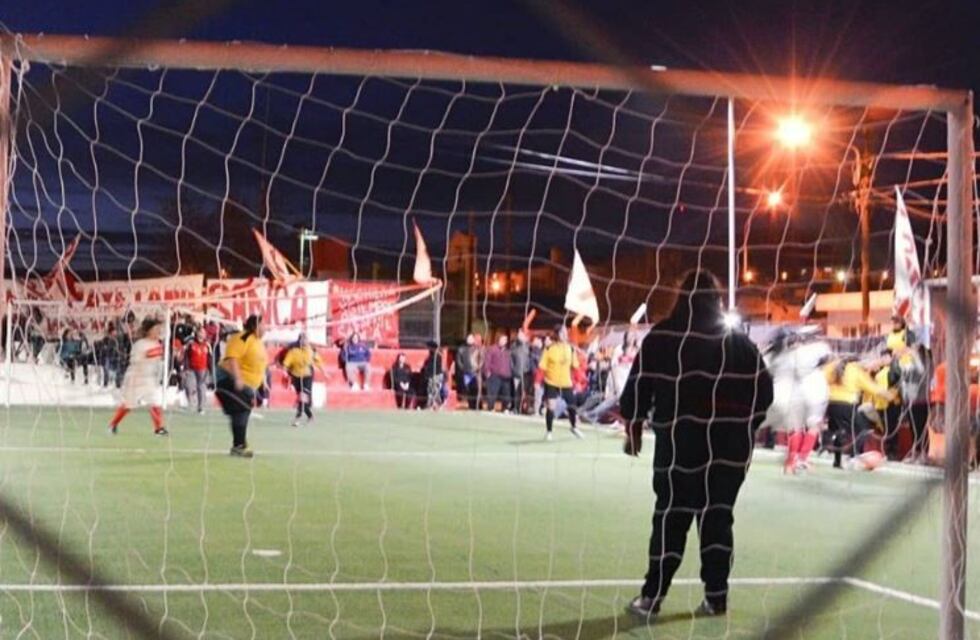 Presentaron el primer playón con césped sintético