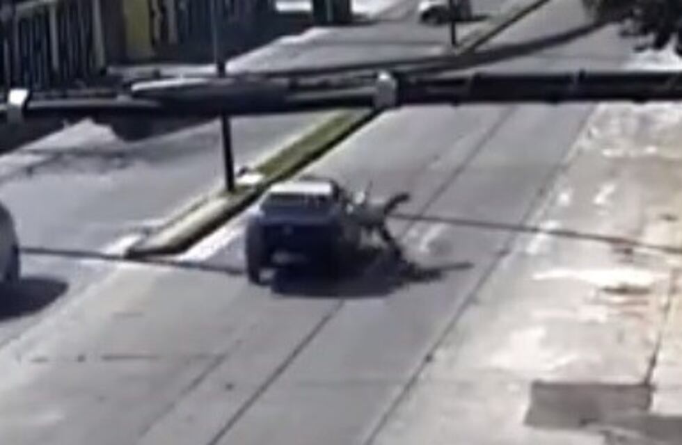 Quedó grabado el momento en que un taxi embiste a peatón y lo deja tirado en la calle
