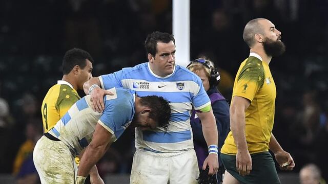Argentina's prop Marcos Ayerza (3L) reacts after losing during a semi-final match of the 2015 Rugby World Cup between Argentina and Australia at Twickenham Stadium, southwest London, on October 25, 2015. AFP PHOTOrn londres inglaterra Marcos Ayerza campeo
