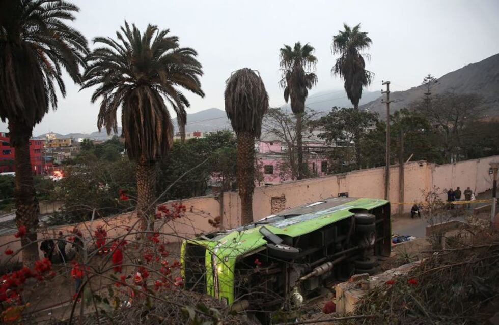Perú: Al menos nueve muertos y 35 heridos por el vuelco de un micro turístico en Lima