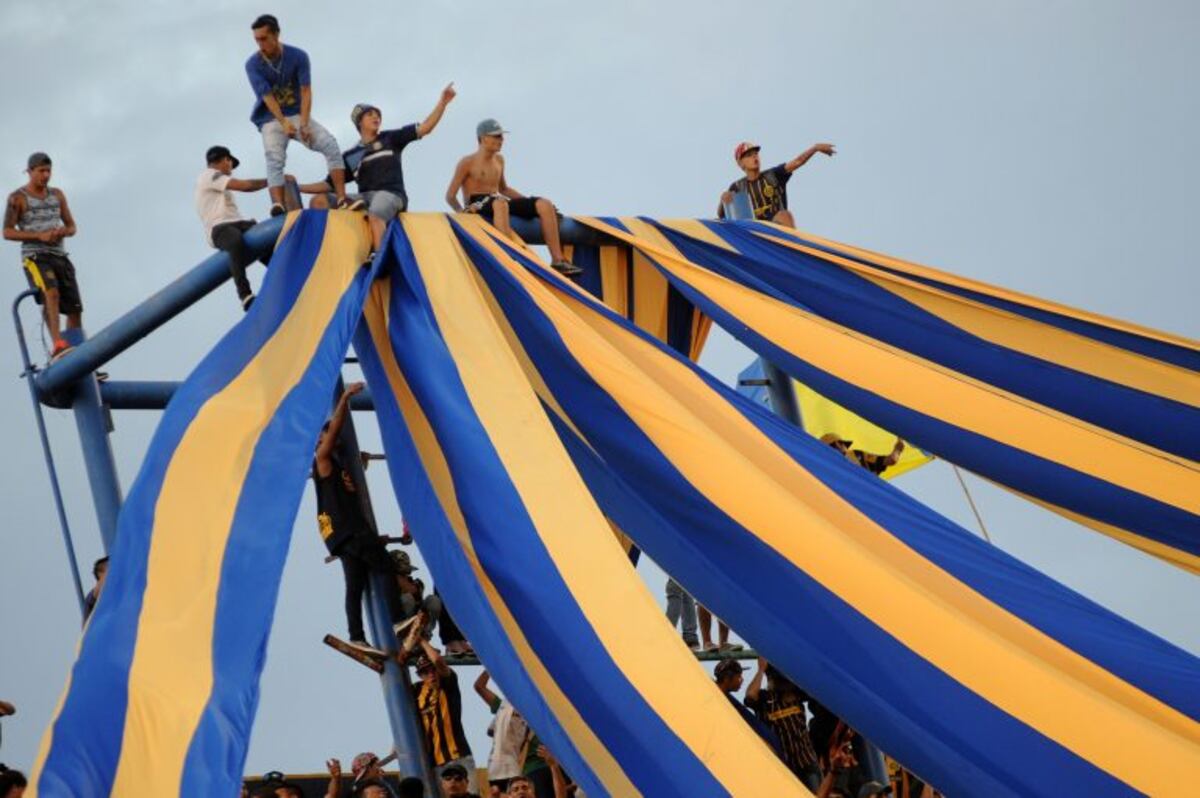partido rosario CENTRAL vs RIVER plate DE URUGUAY\r\nROSARIO (ARGENTINA), 09/03/2016\u002E- Aficionados de Rosario Central animan a su equipo ante River Plate de Uruguay hoy, miércoles 9 de marzo de 2016, durante un partido del grupo 2 de la Copa Libertadores, que se disputa en el estadio Gigante de Arroyito de la ciudad de Rosario (Argentina)hinchas hinchada\u002E EFE/Silvio Moriconi rosario santa fe campeonato torneo copa libertadores 2016 futbol futbolistas partido rosario central river plate de uruguay