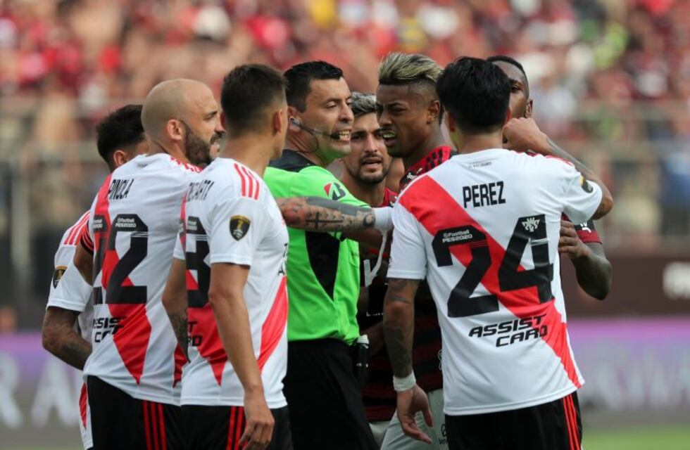 River-Flamengo: ¿Nicolás De la Cruz la tocó con la mano en el área?
