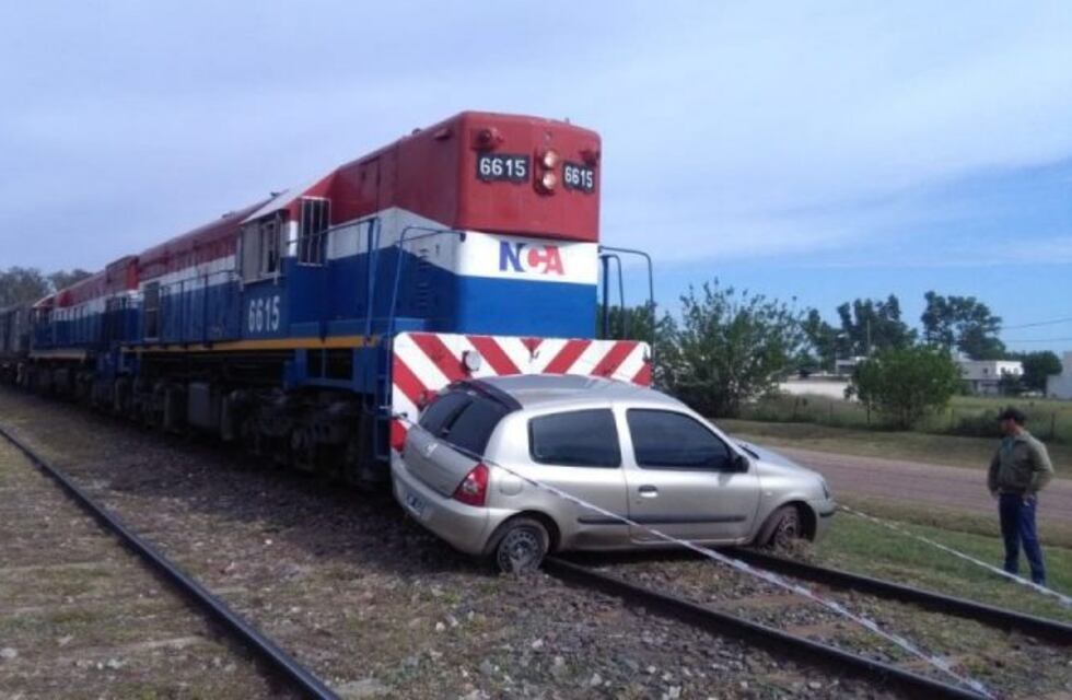 El momento en el que el tren arrolla al auto en Roldán