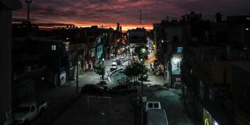 BAS01\u002E BUENOS AIRES (ARGENTINA), 24/05/2020\u002E Vista del atardecer este domingo sobre la villa 31, uno de los lugares con mas casos de COVID-19, luego de la extensión de la cuarentena obligatoria hasta el 7 de junio, en Buenos Aires (Argentina)\u002E EFE/Juan Ignacio Roncoroni