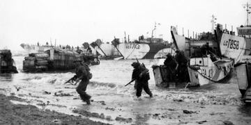 EPA1762\u002E NORMANDÍA (FRANCIA), 05/06/2019\u002E- Fotografía facilitada por el Ministerio Británico de Defensa que muestra a soldados británicos a su llegada a la playa durante el desembarco de Normandía el 6 de junio de 1944\u002E Unos 7\u002E000 barcos tomaron parte, encargados de llevar 156\u002E000 hombres y 10\u002E000 vehículos a las cinco playas cuidadosamente seleccionadas de las costas de Normandía\u002E Los desembarcos, según los historiadores, no hubieran sido posibles sin el apoyo de las fuerzas aérea y naval, aunque en el Día-D unos 4\u002E400 combatientes de las fuerzas aliadas perdieron la vida y unos 9\u002E000 resultaron heridos\u002E Este jueves se celebra el 75 aniversario del desembarco de Normandía que cambió el rumbo de la II Guerra Mundial\u002E EFE/ Ministerio Británico De Defensa CRÉDITO OBLIGATORIO: DERECHOS DE LA CORONA BRITÁNICA/ SÓLO USO EDITORIAL/NO VENTAS