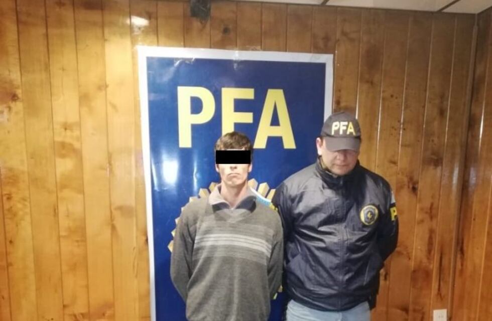 Detienen a dos hombres e incautan 1 kilo de droga en Santa Cruz