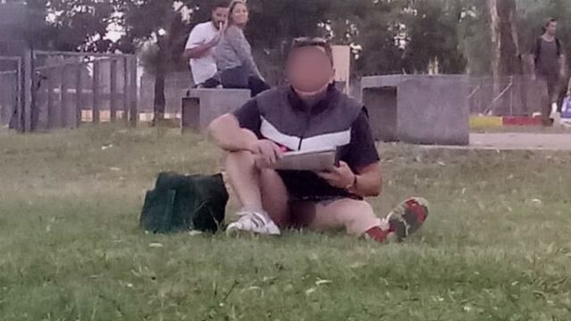 La imagen del acosador en Nueva Córdoba que fue captada por una joven que la compartió en redes sociales\u002E