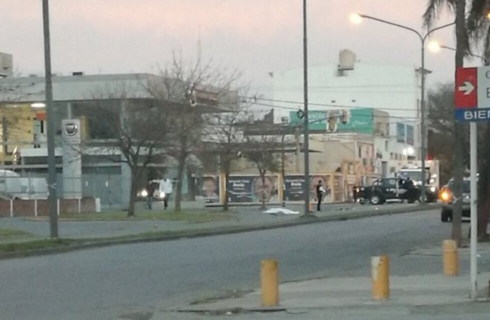 Automovilista salió despedido de su vehículo y murió luego de ser chocado por un auto que corría una picada