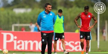 Diego Osella meterá sólo un cambio obligado ante San Martín\u002E Herrera, en la foto detrás del entrenador, volverá a la zaga\u002E