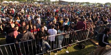 Miles de jóvenes disfrutaron de diferentes actividades en el Parque de la Democracia\u002E (Prensa Municipio de Resistencia)