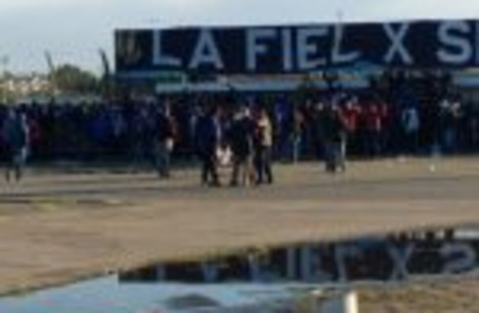 Hinchas de Talleres pasaron la noche bajo la lluvia esperando para comprar entradas