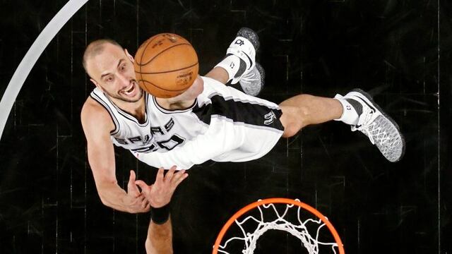 LWS105. SAN ANTONIO (EE.UU.), 09/05/2017.- El jugador Ryan Anderson (abajo) de Houston Rockets en acciu00f3n ante Manu Ginobili (arriba) de San Antonio Spurs hoy, martes 9 de mayo de 2017, durante un juego entre San Antonio Spurs y Houston Rockets de la NBA, que se disputa en el AT&T Center, en San Antonio, Texas, (Estados Unidos). EFE/LARRY W. SMITH