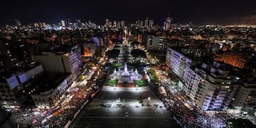 Manifestantes pro abortistas (izq\u002E) y opositores a la legalización del aborto (der\u002E) frente al Parlamento argentino