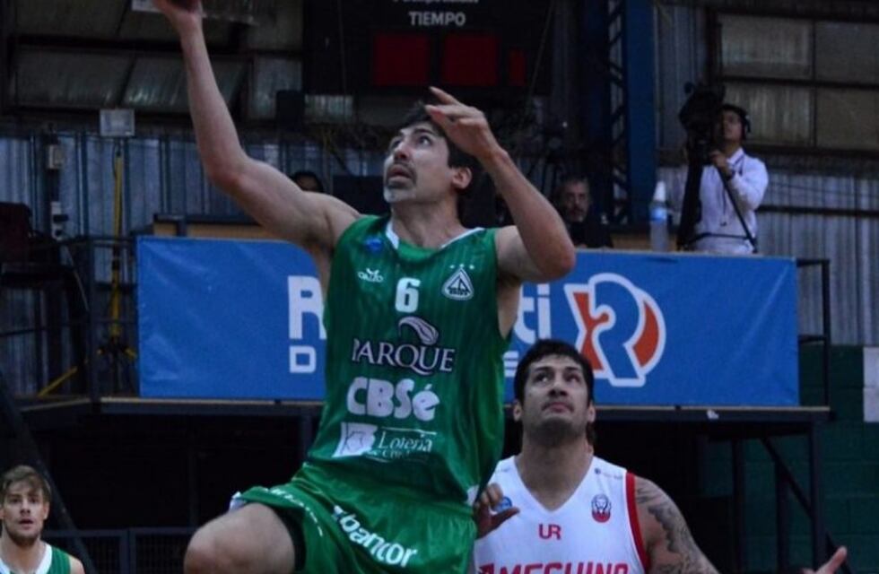 Gabriel Mikulas seguirá jugando en Barrio Parque