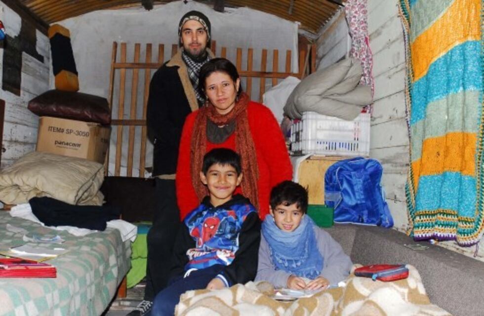 Una mujer vive con sus tres hijos en un vagón de tren desde el año pasado por las agresiones de su ex pareja