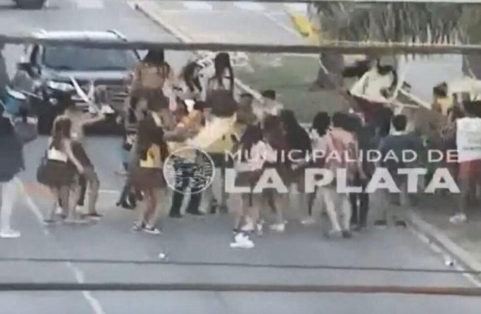 Mujer alcoholizada intentó atropellar a un grupo de alumnos platenses