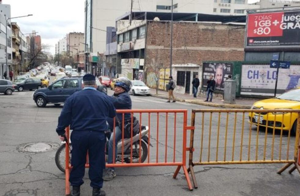 Taxistas y remiseros marchan al Concejo: la Policía cerró el sector