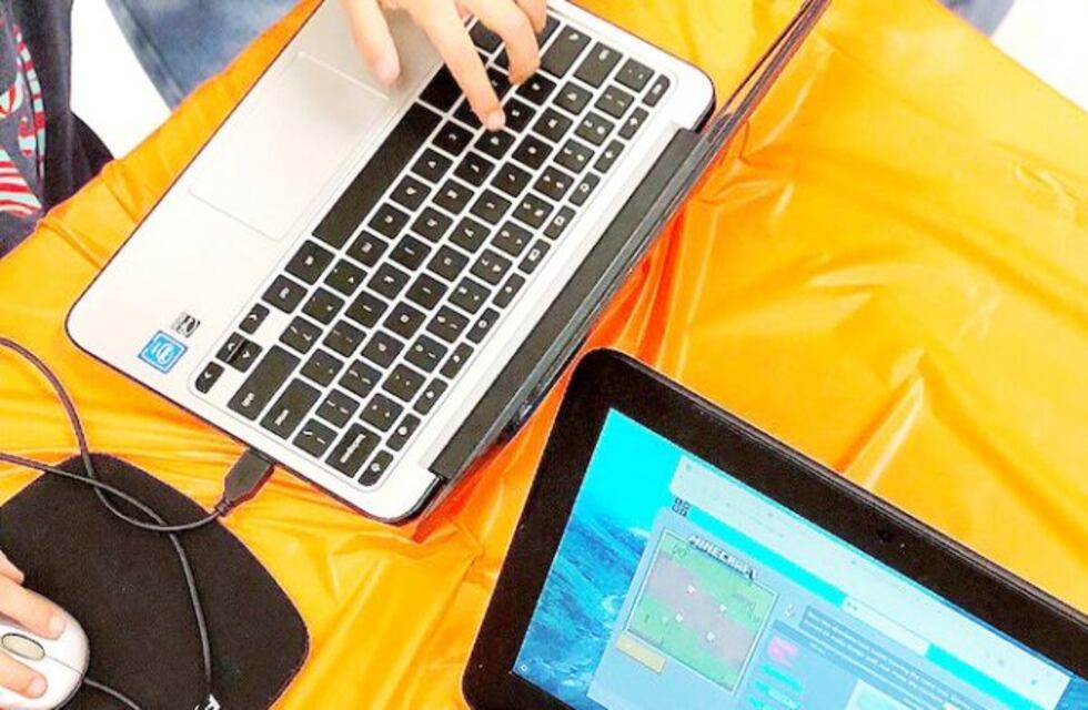 Maestra renuncia a cargo por no tener buena conexión a internet y un celular con memoria