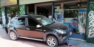 La camioneta Sandero chocó contra una moto, un auto estacionado y terminó casi dentro de un negocio\u002E