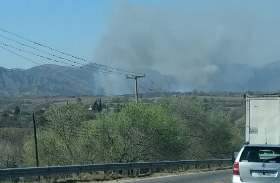 Incendios: se complicó un frente en Cosquín y evacúan el barrio Pan de Azúcar Este
