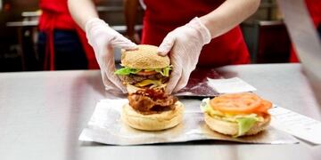 Denuncian que cadenas de comidas rápidas no abonaron los sueldos como debían (Foto: EFE)
