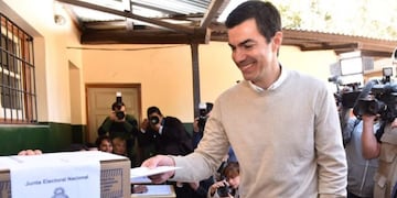 El precandidato a vice presidencia, Juan Manuel Urtubey emitió su voto en San Lorenzo, Salta\u002E