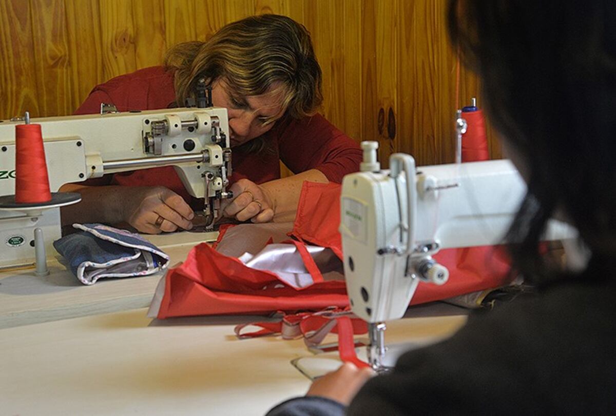 Beneficiarios del Plan Solidario confeccionan ropa para familias vulnerables
