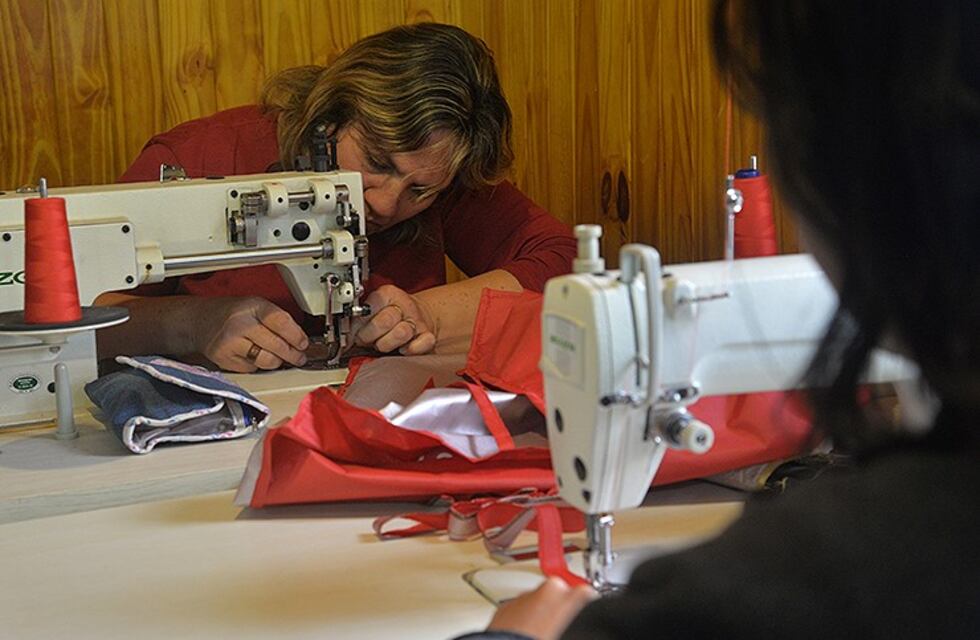 Beneficiarios de un plan confeccionan ropa para familias humildes