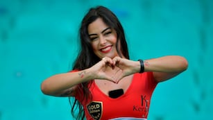 Larissa Riquelme tomó mate y posó con un corset azul con un llamativo detalle. (Raúl Arboleda/AFP)