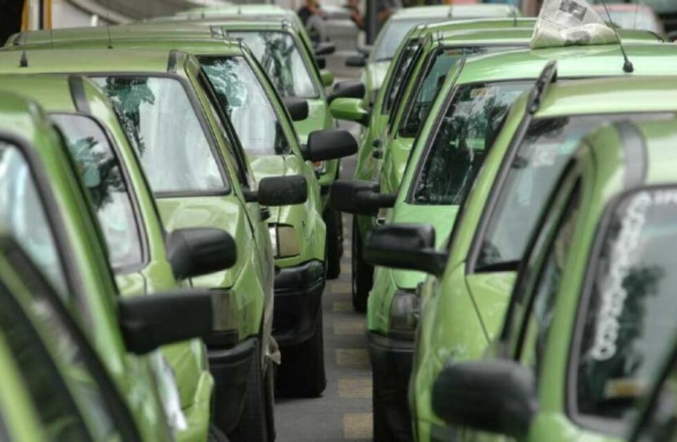 Para robarle, secuestraron a un remisero y lo encerraron en el baúl