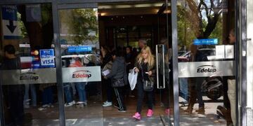 Vecinos de La Plata protestaron frente a Edelap por los cortes de luz