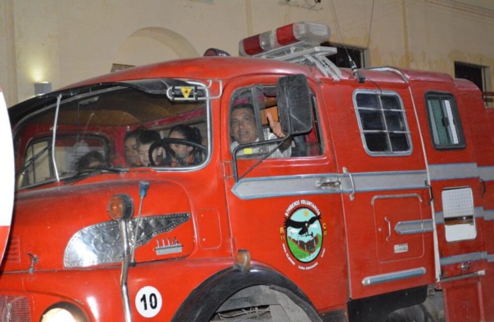 Los transerranos rinden homenaje a los bomberos con caravana y asado