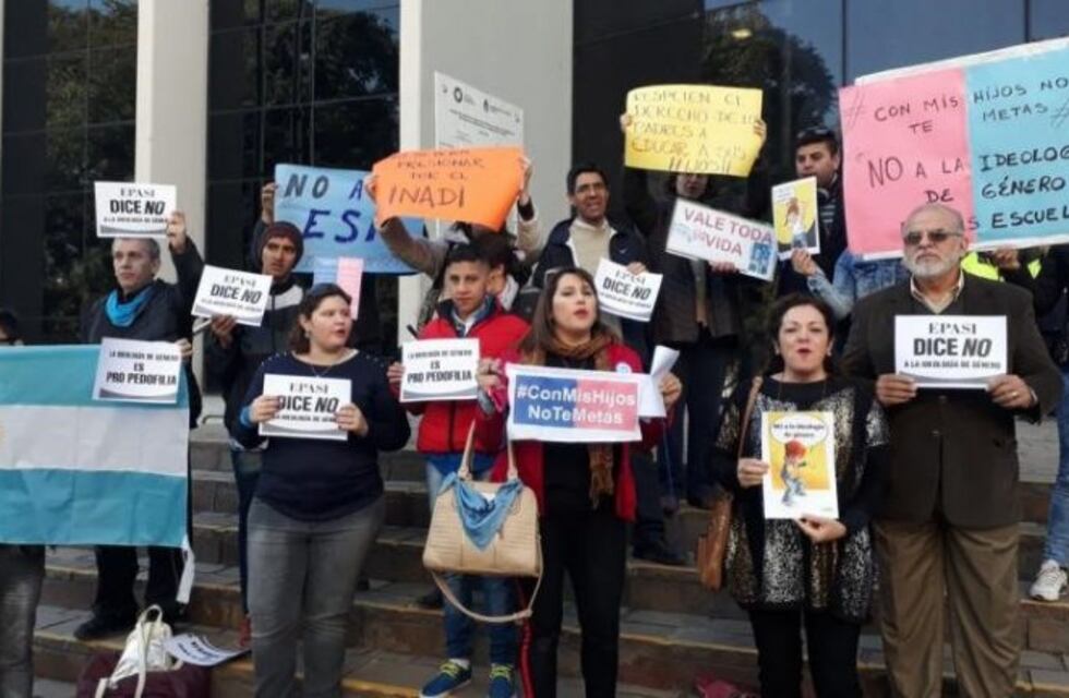 Un grupo de personas se manifestó en contra de la Ley Nacional de Salud Sexual